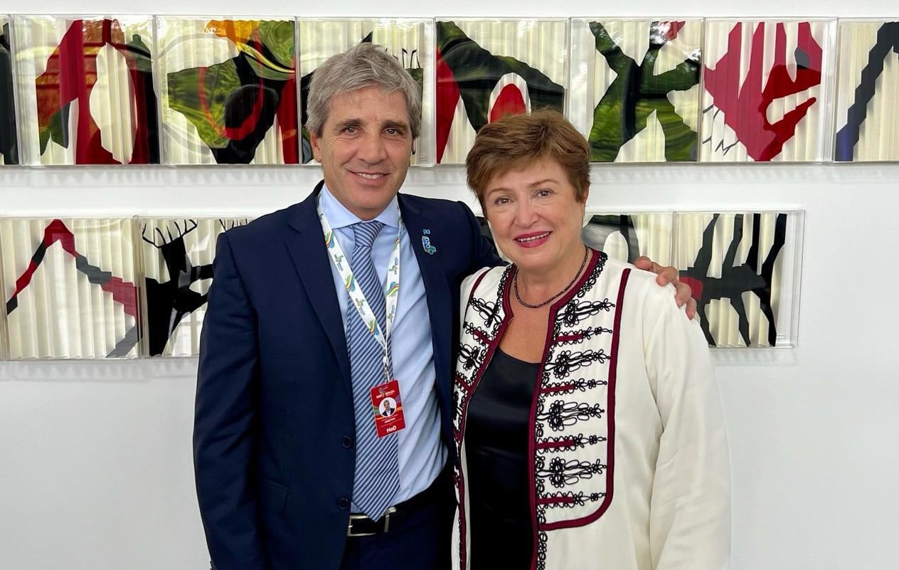 Luis Caputo con la jefa del FMI, Kristalina Georgieva. Foto: X / @Luiscaputoar