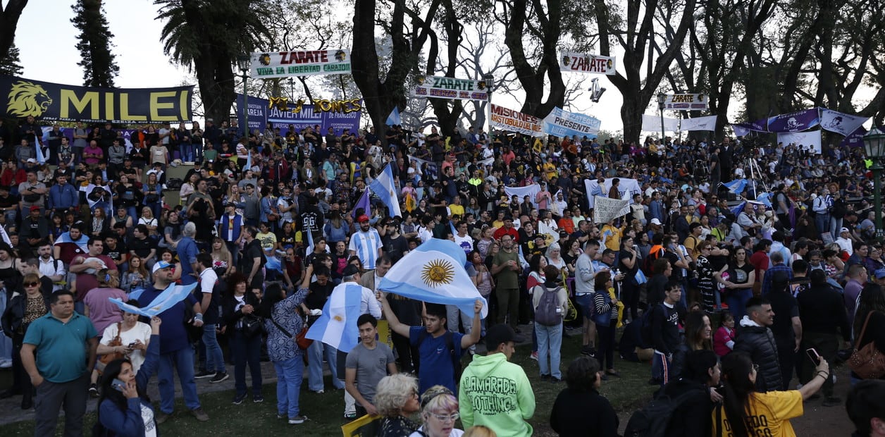 El presidente Javier Milei encabeza un acto en el Parque Lezama para celebrar el lanzamiento de La Libertad Avanza como partido nacional el 28 de septiembre de 2024 en Buenos Aires, Argentina. Foto: Clarín