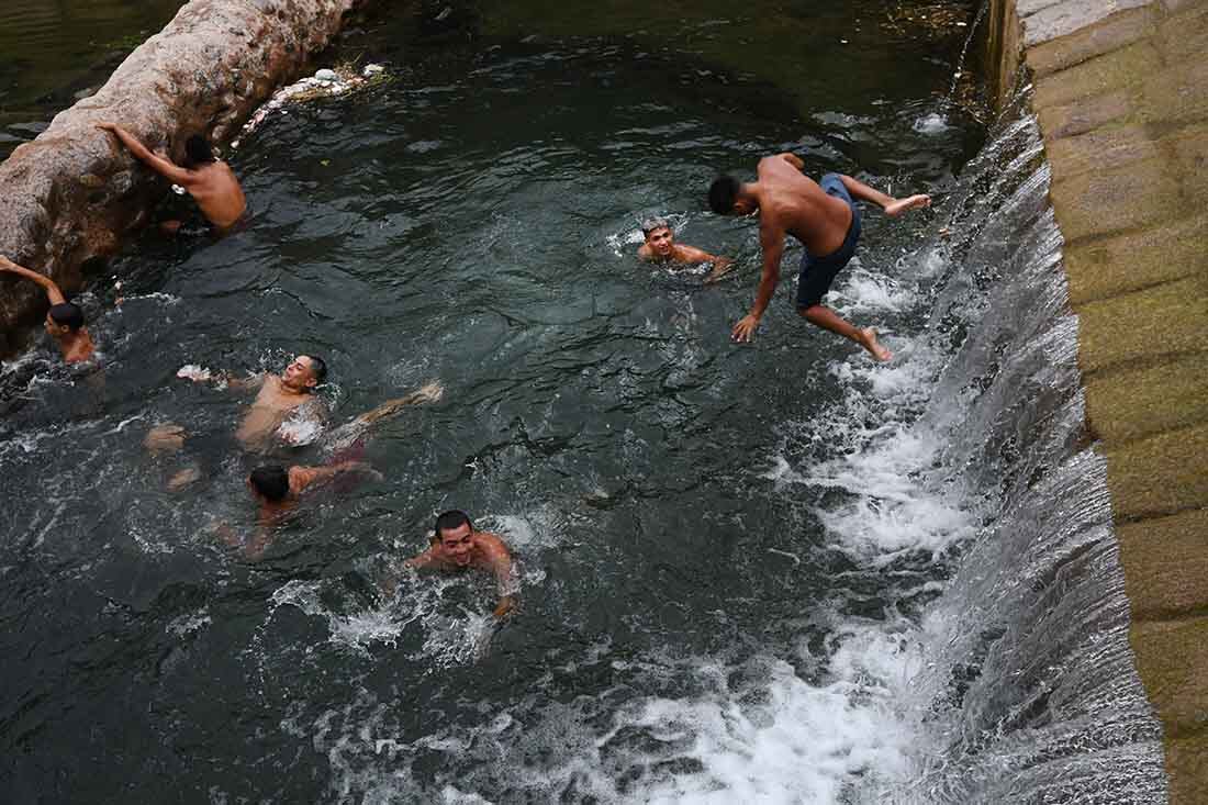 Ola de Calor
Altas temperaturas se registran en la provincia y en todo el pais.
Cualquier lugar donde se pueda referscar y divertirse es aceptable para aliviar el calor. Foto: José Gutierrez