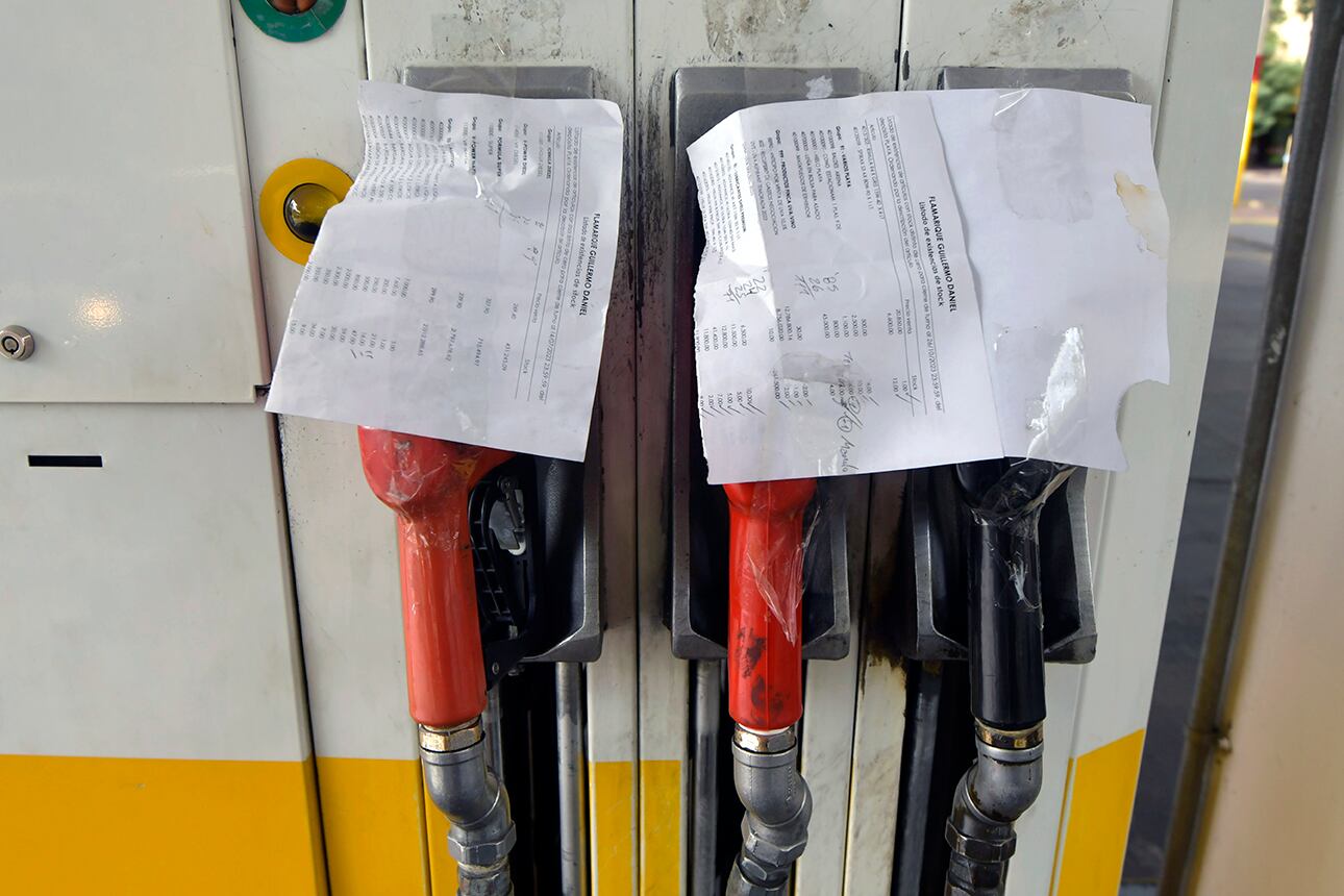 Noviembre empezó con incrementos cercanos al 10% en las estaciones de servicio, mientras siguen las quejas por faltantes y largas filas para cargar nafta y gasoil. Foto: Orlando Pelichotti / Los Andes