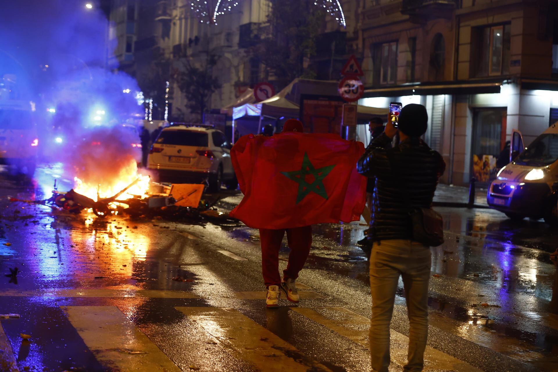 Brussels (Belgium), 27/11/2022.- Aficionados de Marruecos chocan con la policía antidisturbios en las calles de Bruselas, Bélgica, después del partido de fútbol del grupo F de la Copa Mundial de la FIFA 2022 entre Bélgica y Marruecos en el Estadio Al Thumama en Doha, Qatar. Foto: EFE/EPA/STEPHANIE LECOCQ