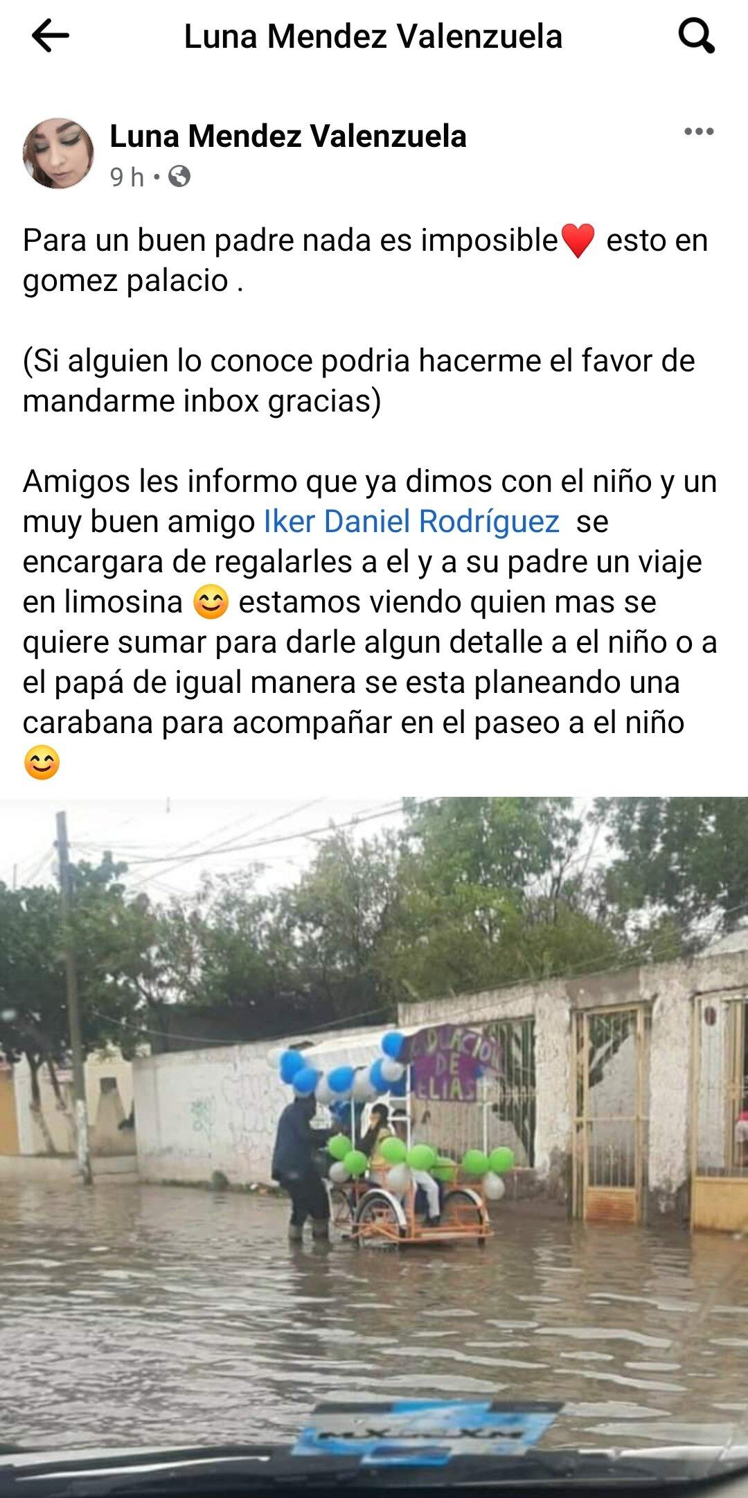 Un padre empuja un carro en medio del agua. Arriba del vehículo va su hijo, quien se recibió y ambos salieron a festejar por las calles.