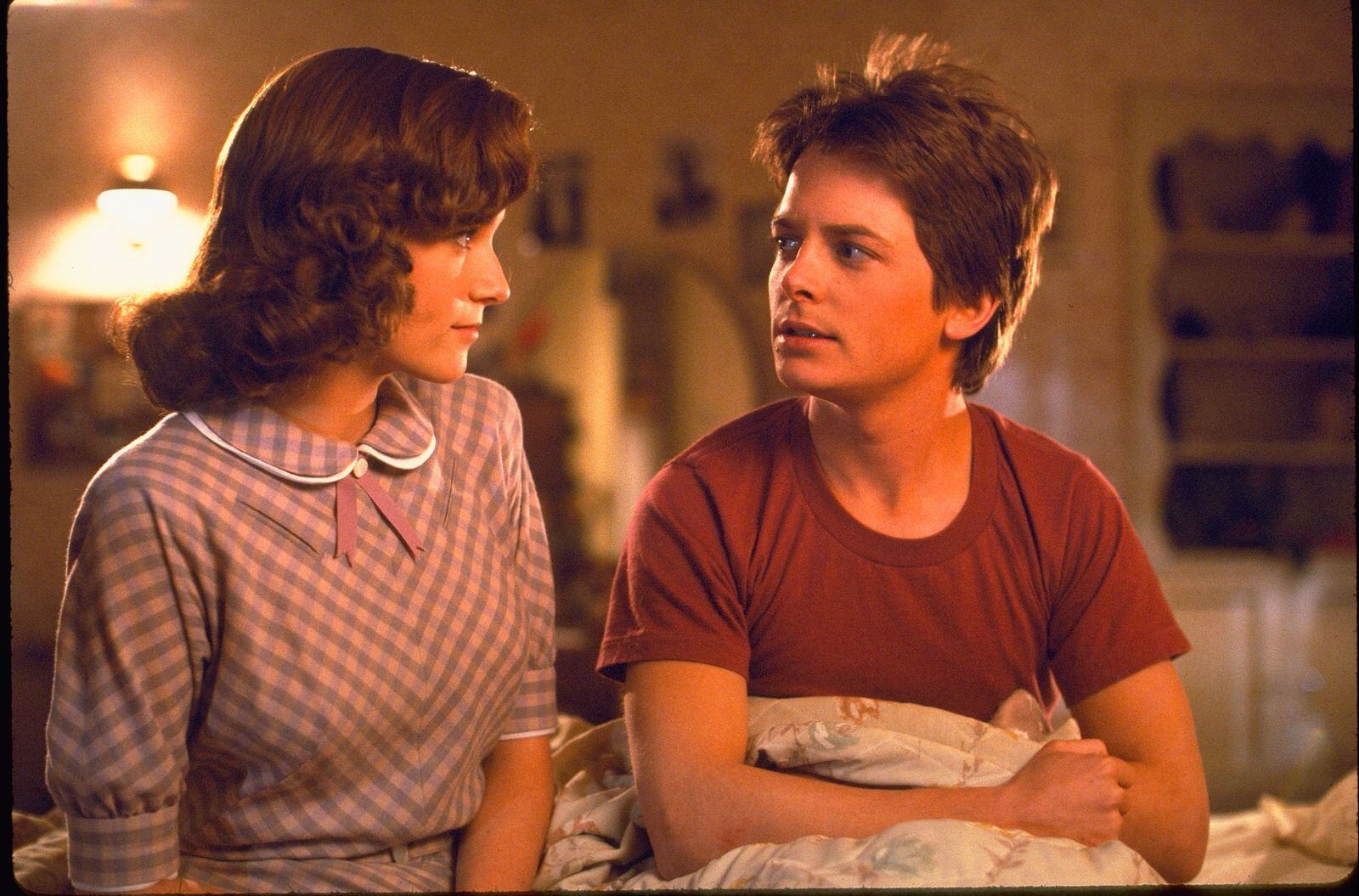 Lea Thompson interpreta a la madre de Marty en la trilogía.