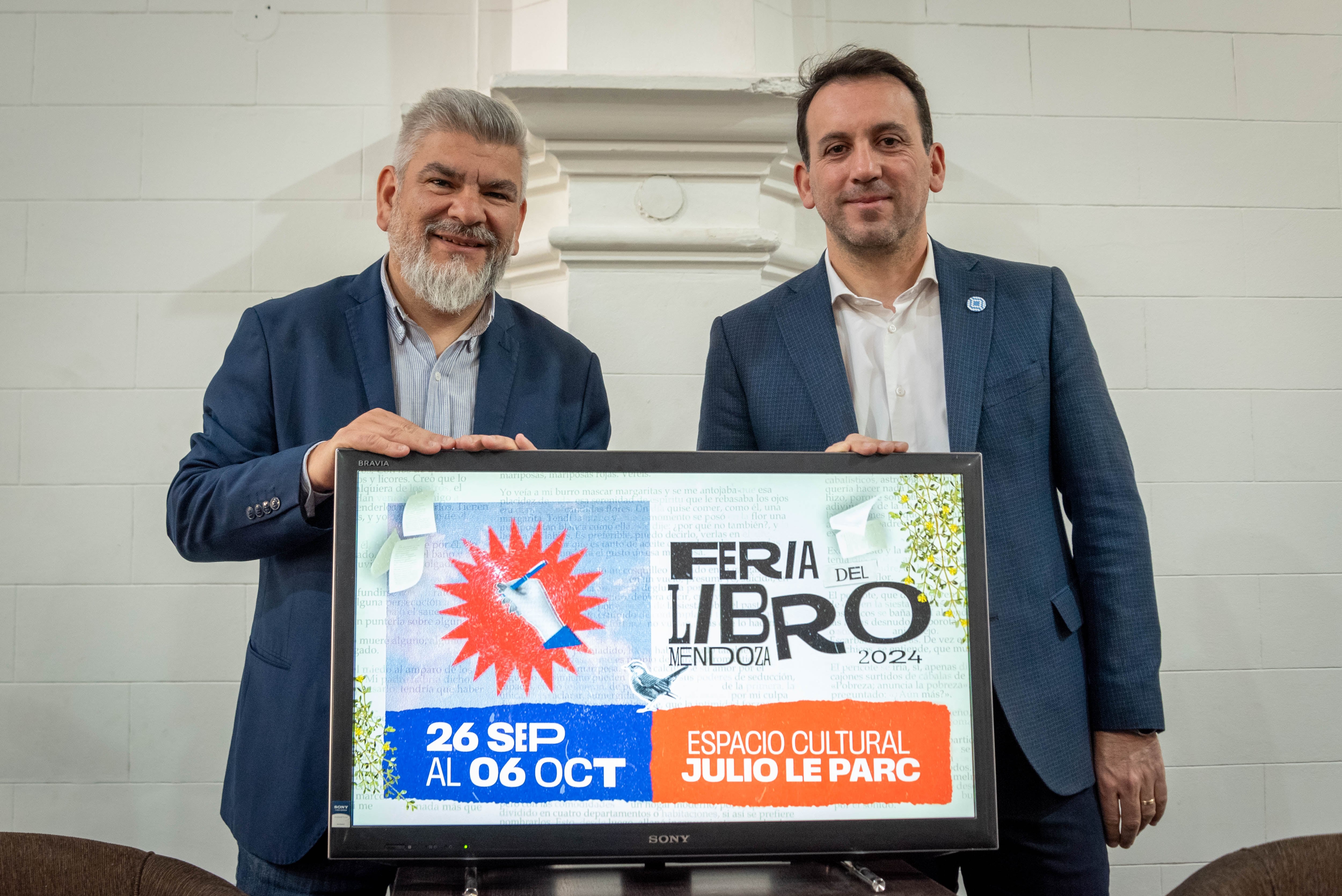 Diego Gareca (subsecretario de Cultura) y Tadeo García Zalazar (ministro) presentaron la identidad gráfica de la feria.