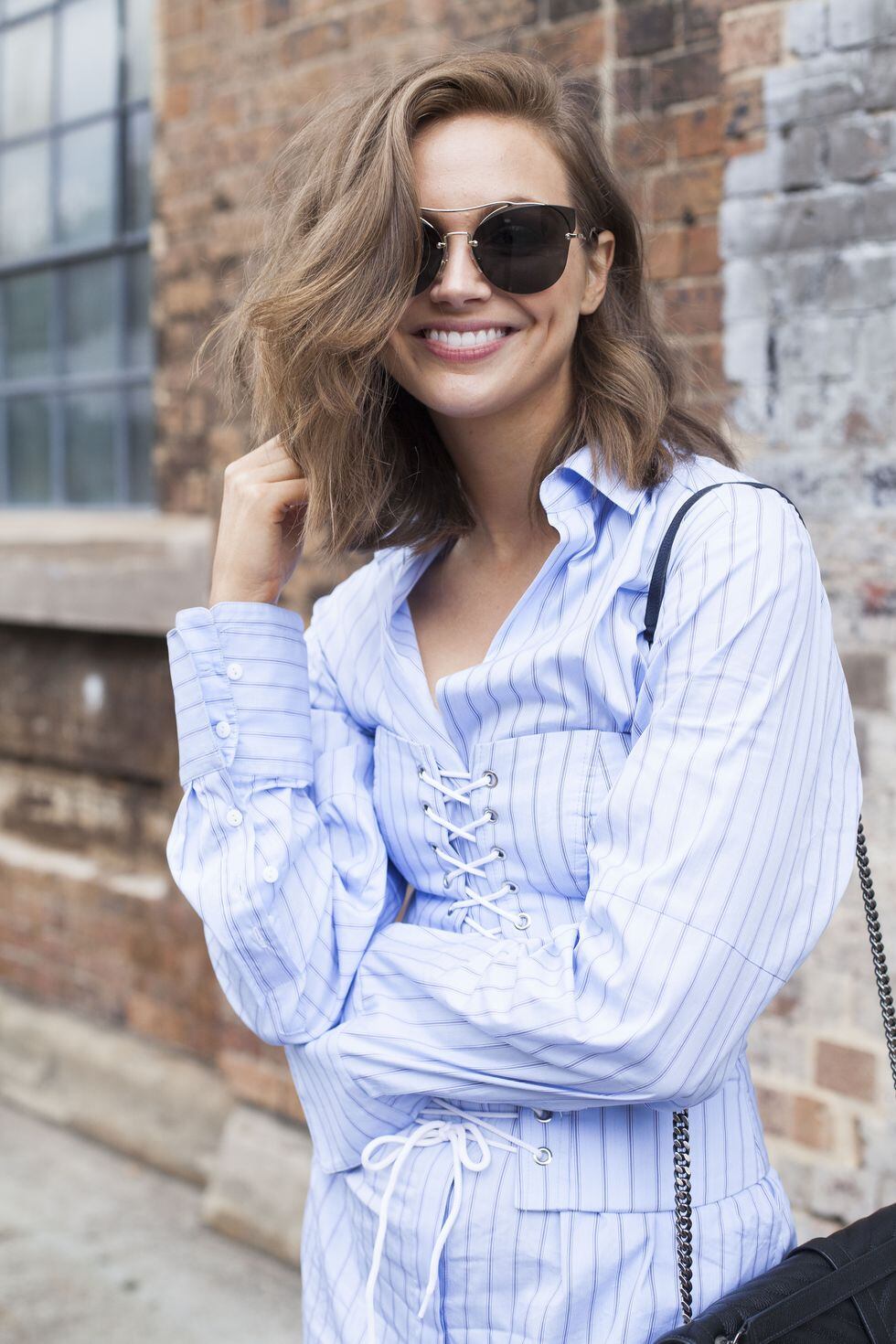 Un set de corset sobre camisa en conjunto con pantalón