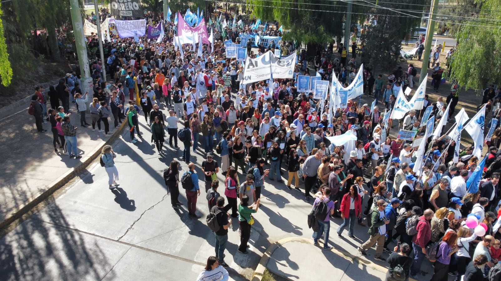 Los manifestantes se congregaron en la rotonda de ingreso a la universidad. Marcelo Rolland/ Los Andes