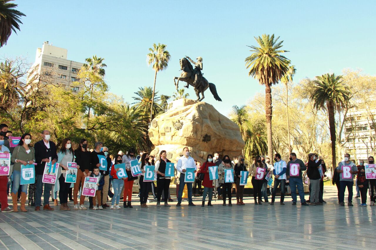 Abrazo simbólico de Cambia Ya al monumento a San Martín.