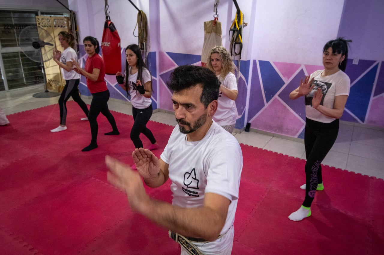 Cada vez más mujeres aprenden defensa personal para estar seguras antes casos de inseguridad, acoso y abuso. Foto: Ignacio Blanco / Los Andes.