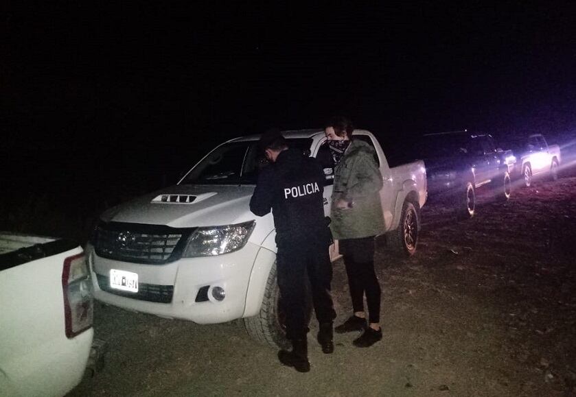 Los 33 ocupantes de 13 camionetas fueron aprehendidos cuando intentaban huir. 