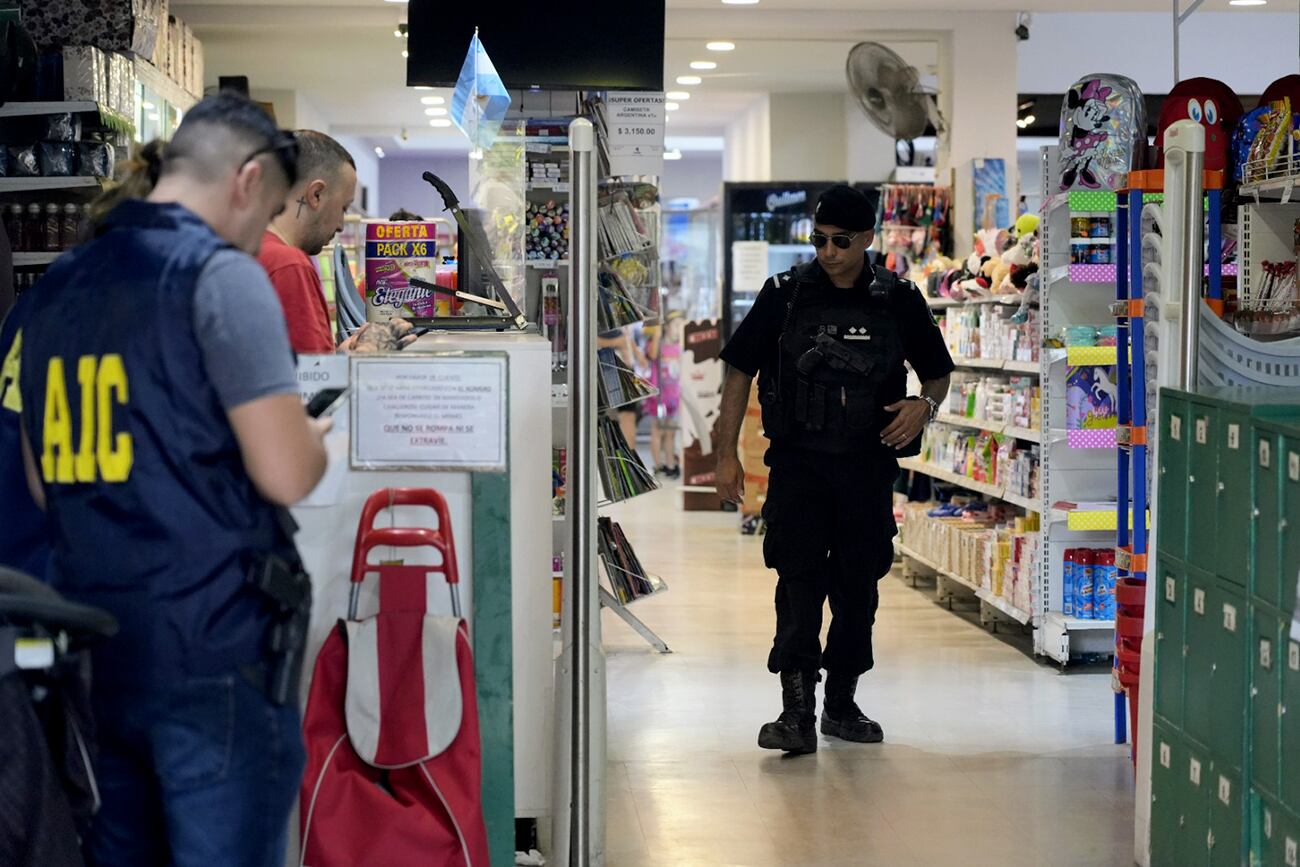 Rosario. Pablo Javkin fue al súper baleado de los Roccuzzo y responsabilizó a "las fuerzas que tienen que evitar estos hechos". (Gentileza Clarín)