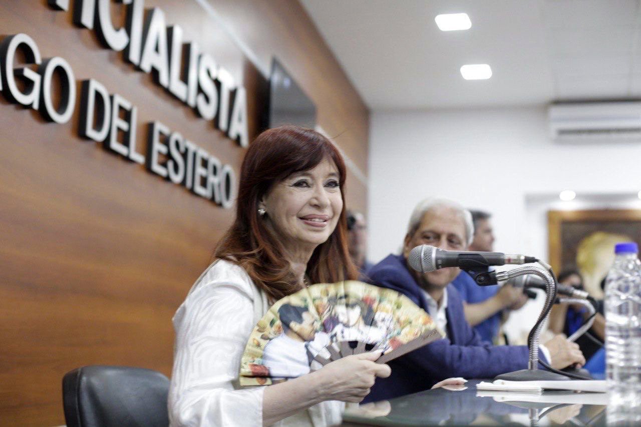 Cristina Kirchner visitó esta tarde la Unidad Básica principal de Santiago del Estero, antes de encabezar un acto por el Día de la Militancia peronista. Foto: NA