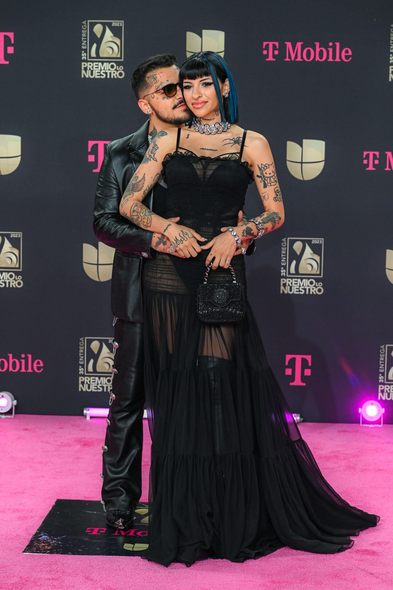 El cantante mexicano Christian Nodal y su pareja la rapera argentina Cazzu posan en la alfombra magenta de los Premio Lo Nuestro.