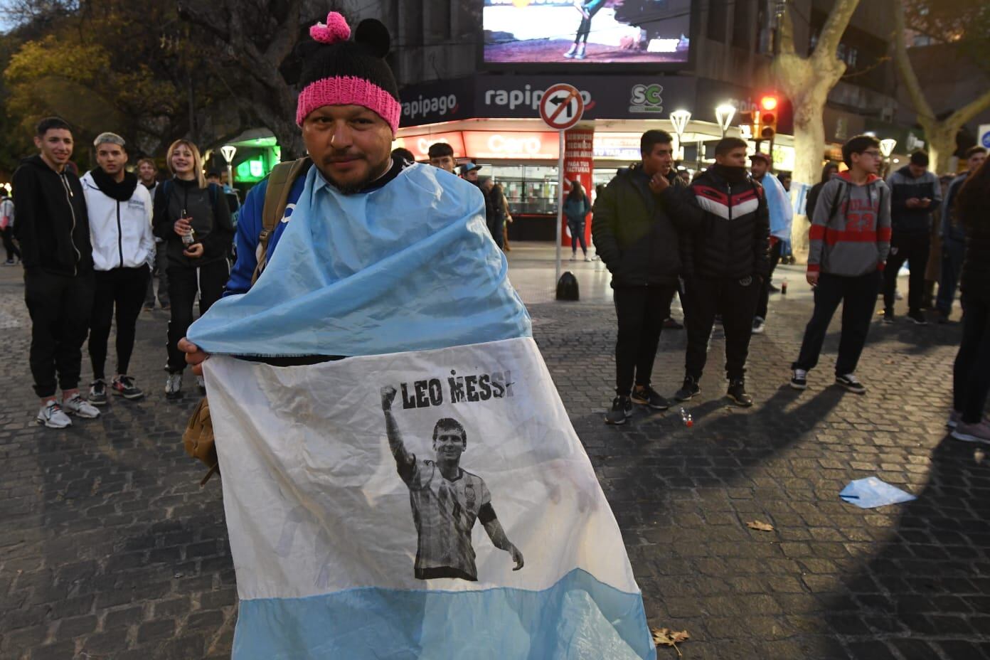 Fanáticos mendocinos en el KM. Messi, ídolo máximo. / Foto: José Gutiérrez (Los Andes).