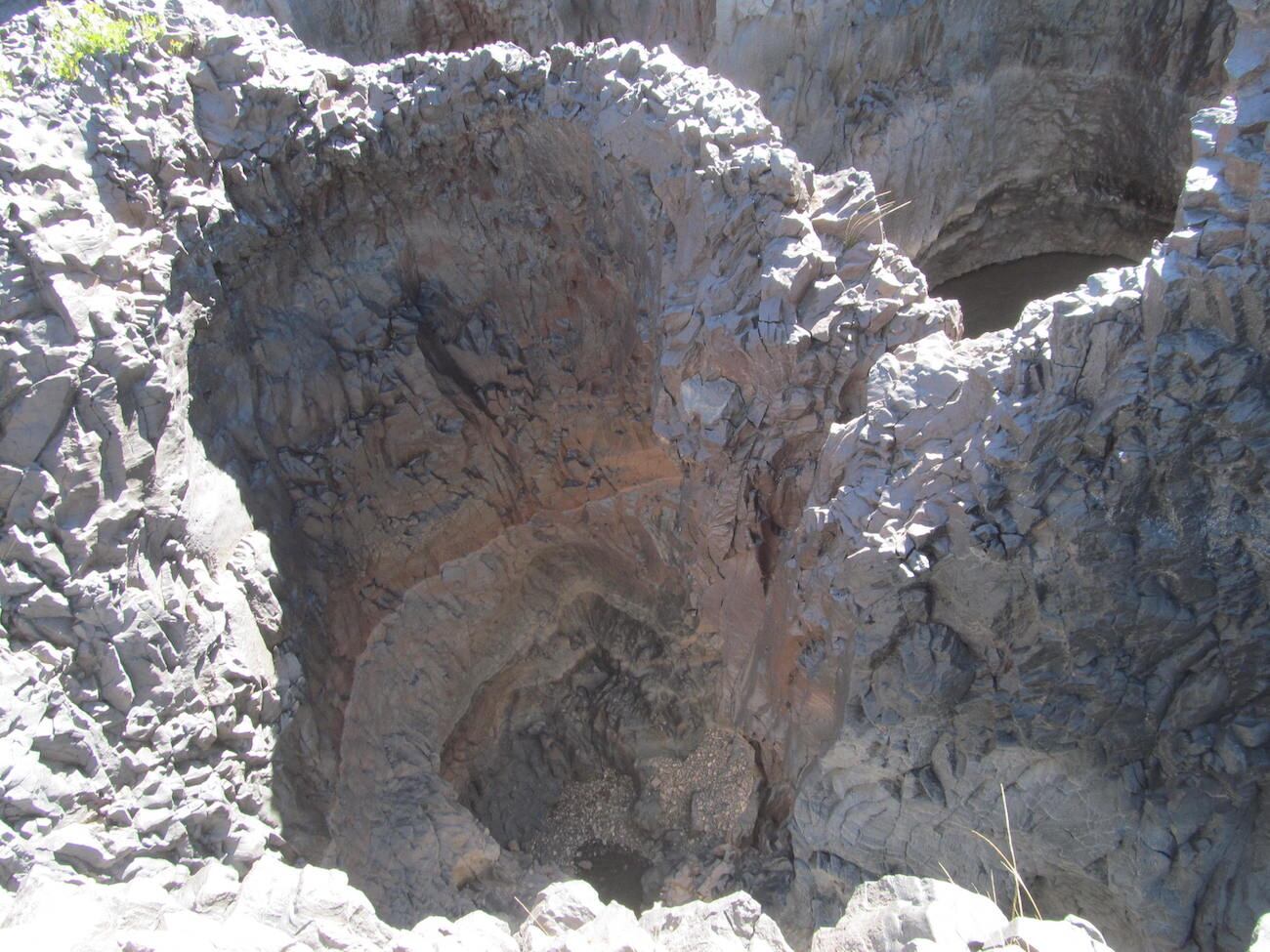 Marmitas de Gigante en La Pasarela (Malargüe) son formas erosivas únicas por su tamaño en Mendoza y se originan por el movimiento giratorio de rocas en depresiones del cauce y que permitieron que el río Grande cortara la lava que bloqueaba su escurrimiento. Foto: Gentileza