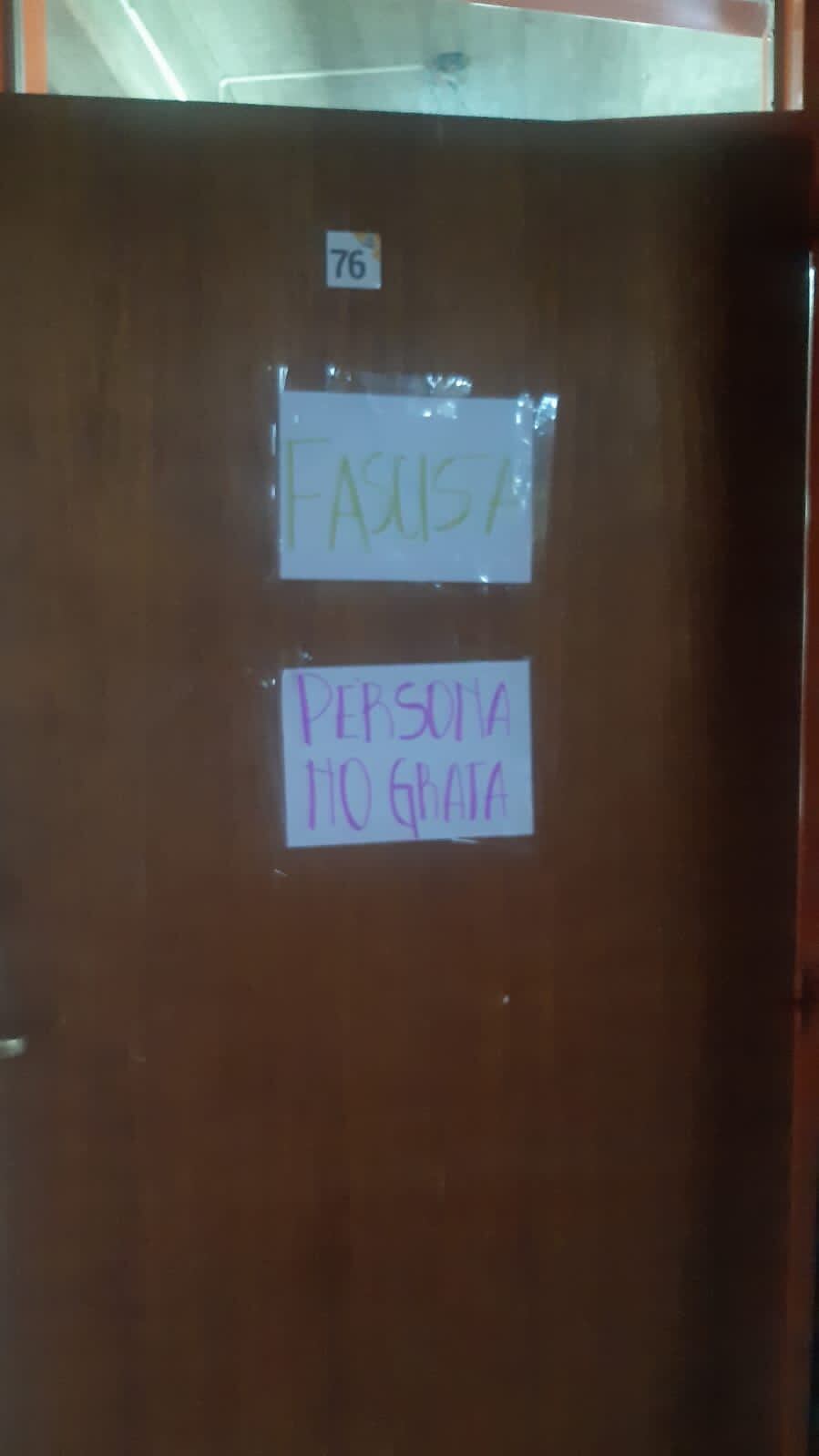 Los carteles en contra de Mercedes Llano en la Facultad de Ciencias Políticas y Sociales de la UNCuyo. Foto: X @LlanoMechi.