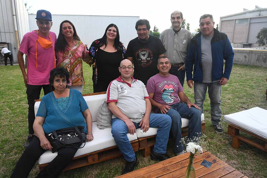 Agasajo día del canillita
En el parque de la planta impresora,Diario Los Andes agasajó a los canillitas en su día.
Luciana Zanetta, Claudia Viale, Sonia Sosa, Ricardo Gutiérrez, Alfredo Rivas, Jonatan Rivas, Adrian Ocampo, José Torres, Enrique Nasisi.