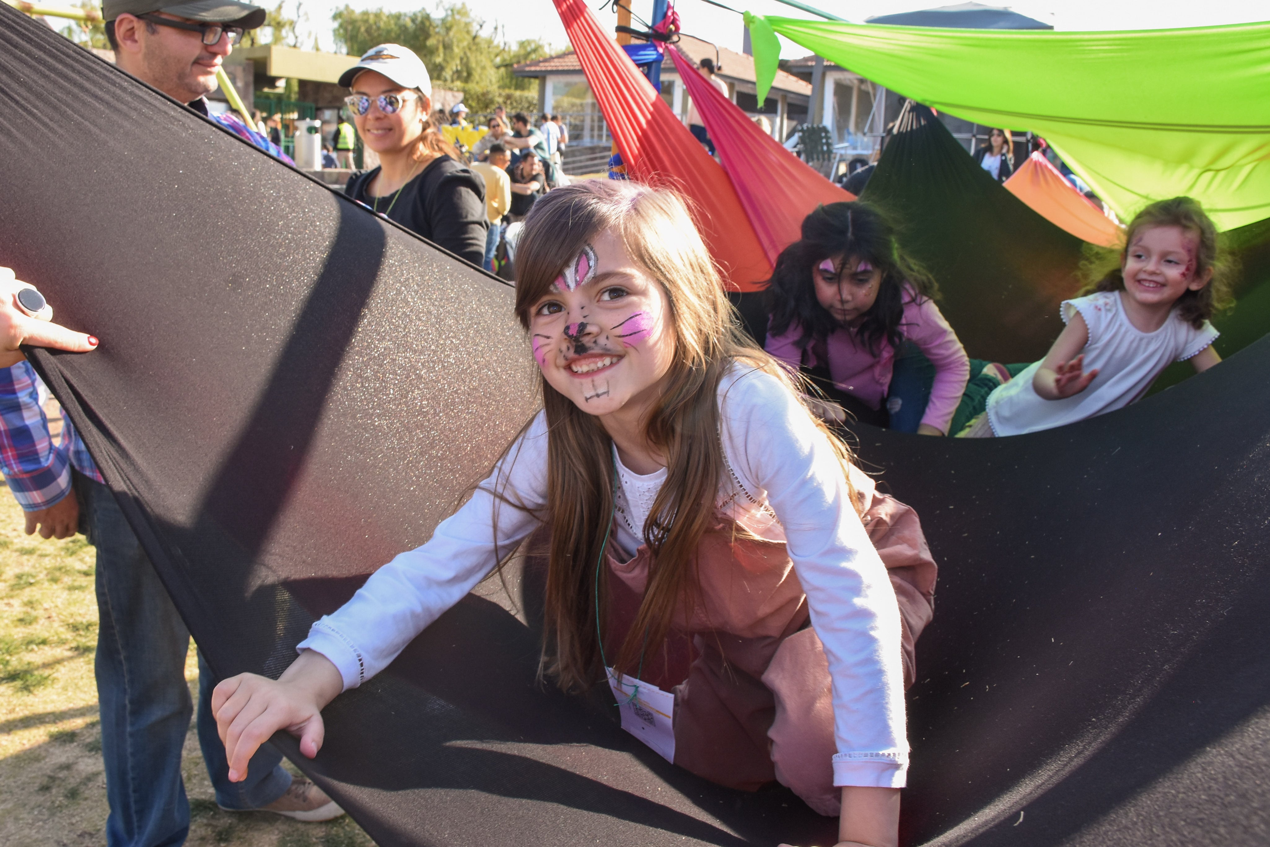 La pequeña Isabella Nicotra disfruta en la plaza blanda.