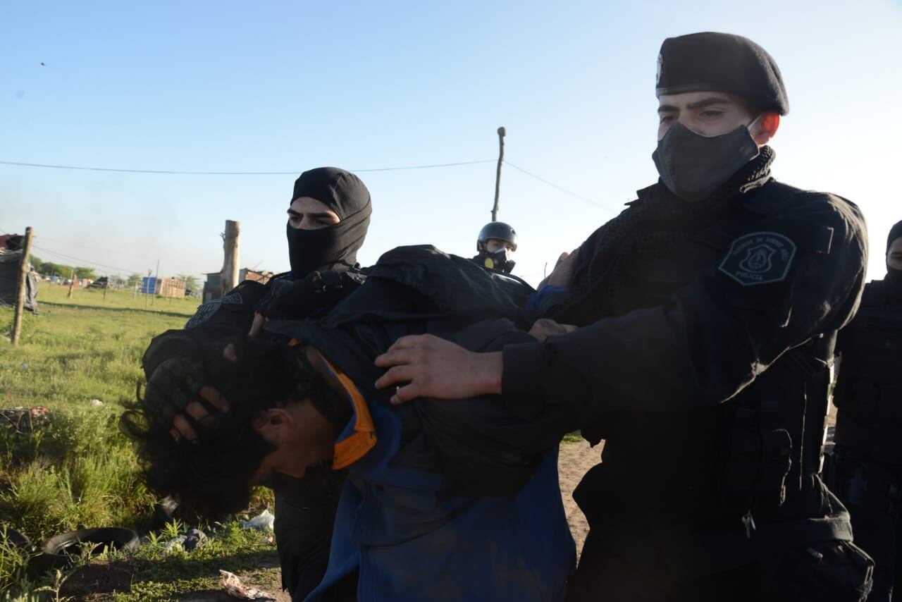 Tensión en Guernica: incidentes entre policías y usurpadores de tierras tras el desalojo