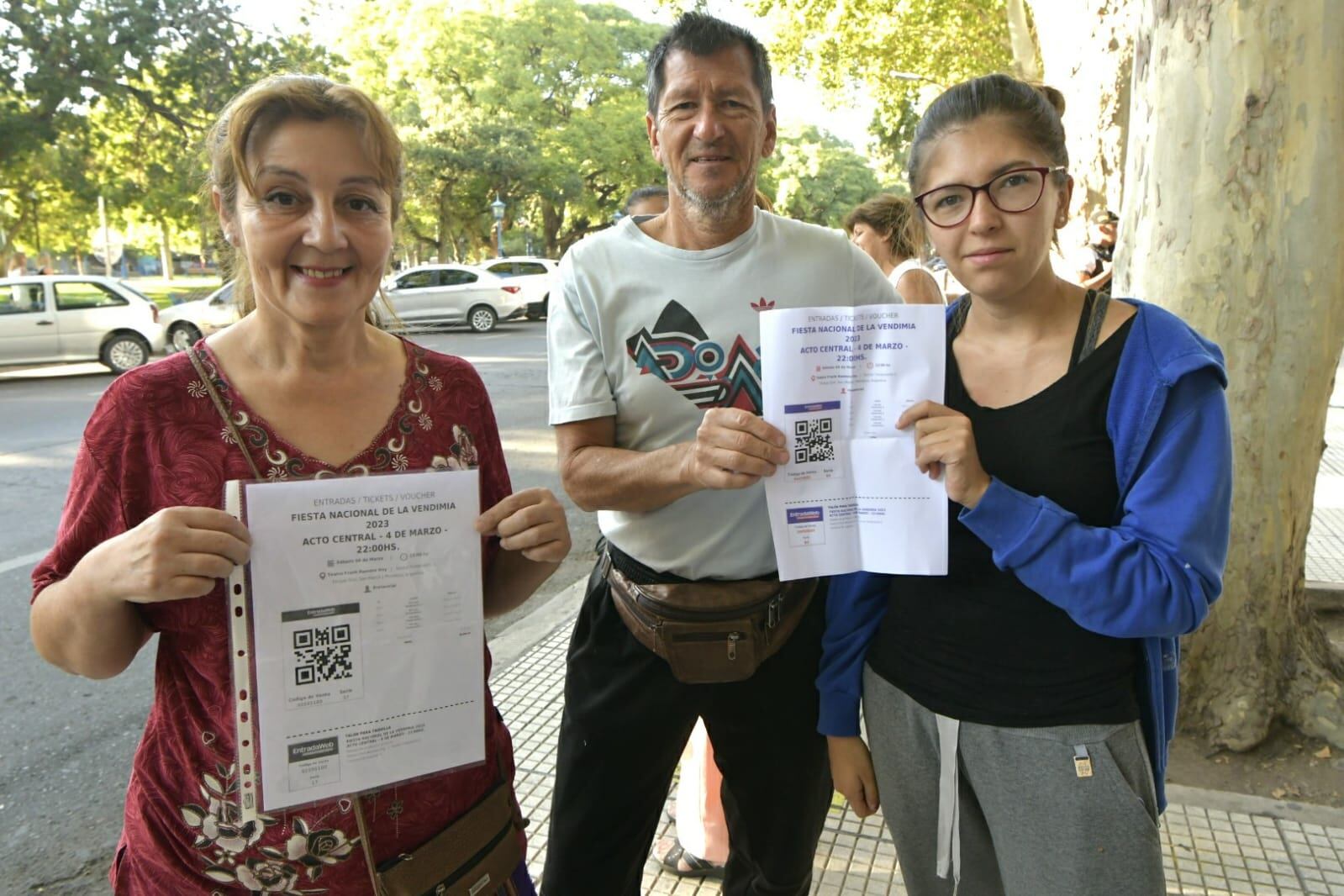 La familia Aguilera, primeros en canjear entradas para la Vendimia 2023 (Orlando Pelichotti / Los Andes)