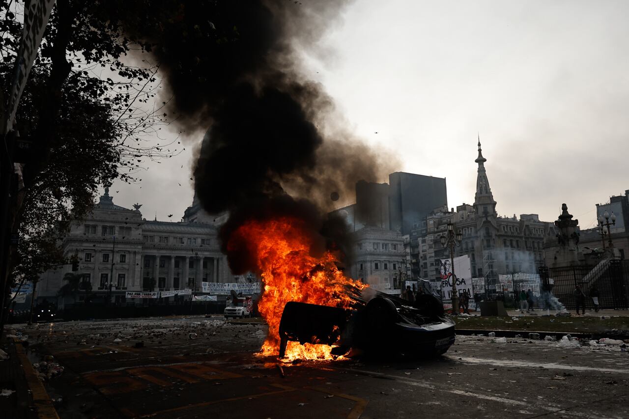 Manifestantes y policías chocan frente al Senado mientras debate proyecto clave de Milei. Foto: EFE / Juan Ignacio Roncoroni