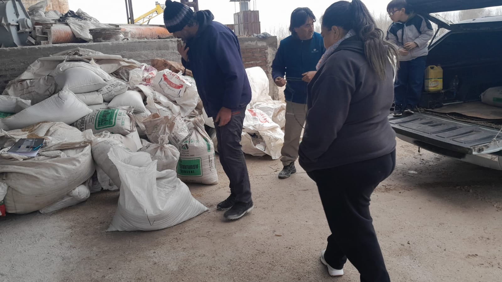 Ayudan a los puesteros con alimento para el ganado.