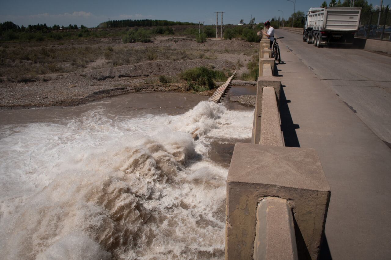 El río Mendoza aumentó su capacidad con respecto al año pasado y se realizan maniobras porque el dique Potrerillos, que está al máximo de su capacidad, con respecto a los últimos 14 años, por esto tambien se ve mucha agua en el Dique Cipolletti. Foto: Ignacio Blanco / Los Andes