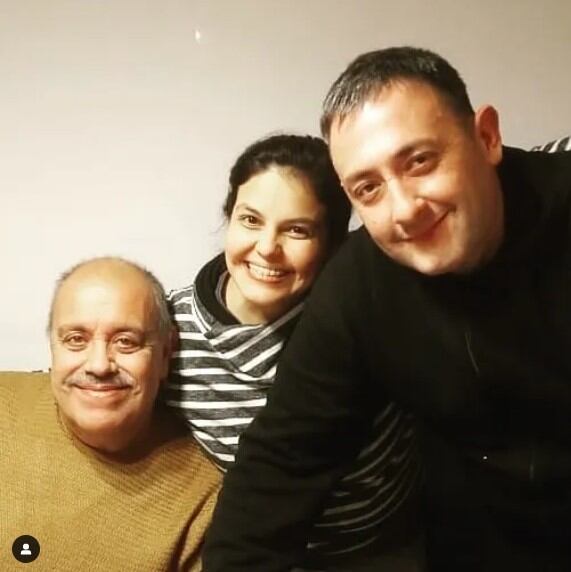 Gisel junto a su padre y su hermano. 