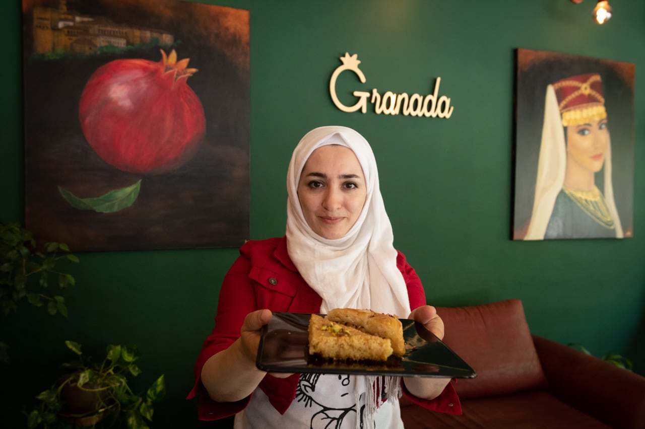 Nació en Qatar, huyó para darle una vida tranquila a su familia y abrió un café en el centro mendocino. Foto: Ignacio Blanco / Los Andes.
 
