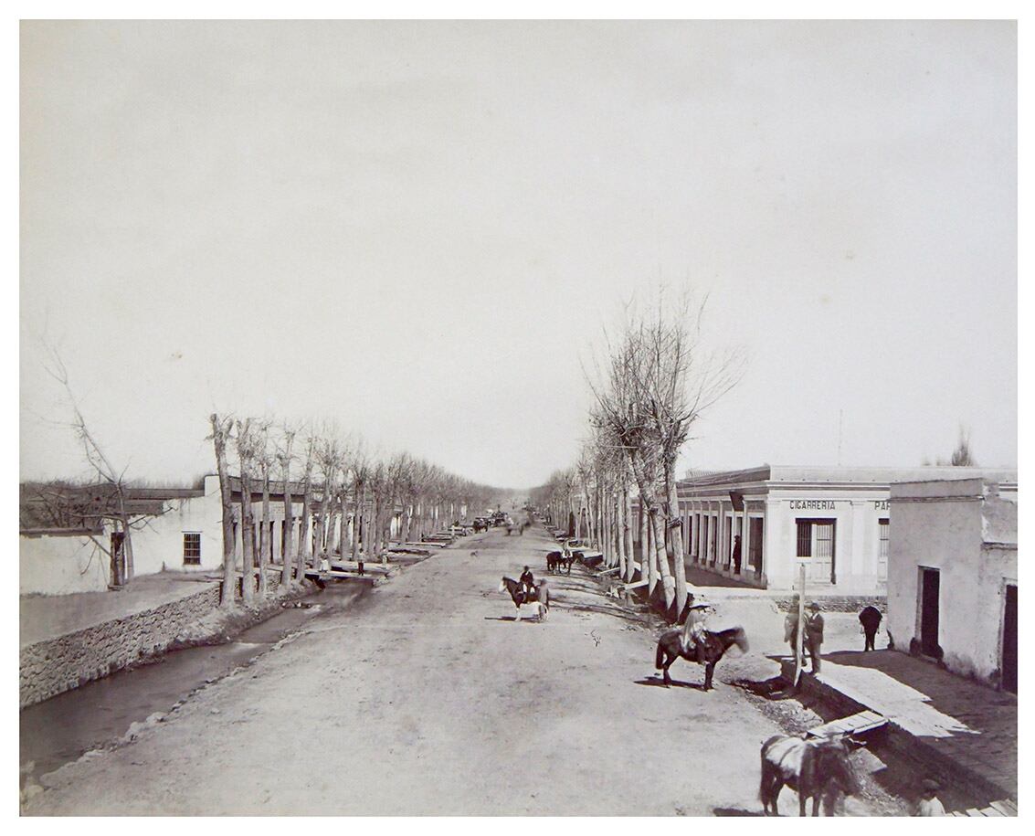 Calle San Nicolás de 30 metros de ancho, tomada desde el Norte. En el nuevo trazado de la ciudad, ya se tenían en cuenta las ochavas, las veredas anchas y acequias a nivel.