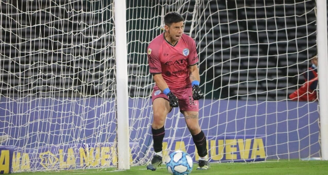 Juan Espínola festeja tras contenerle el penal a Enzo Copetti. Fue por los octavos de final de la Copa Argentina 2021. 