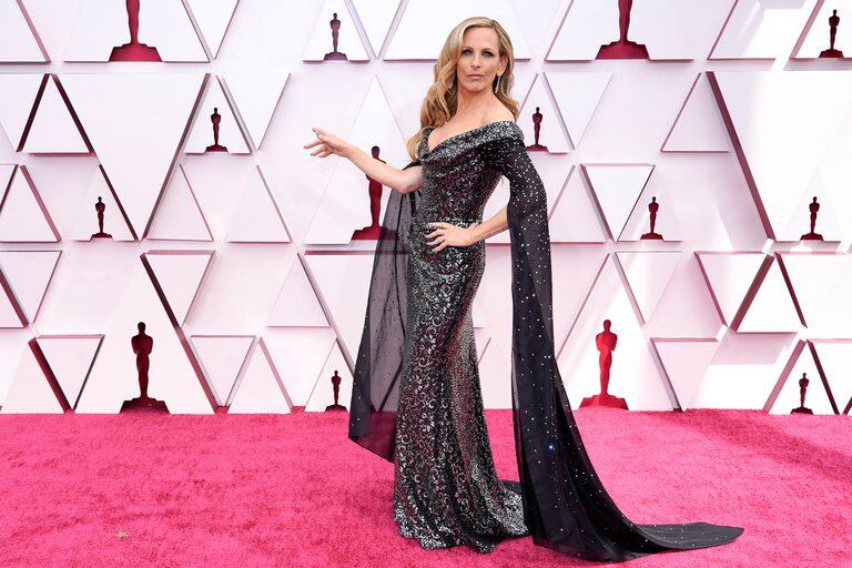 Marlee Matlin con escote, cola y mucho brillo.