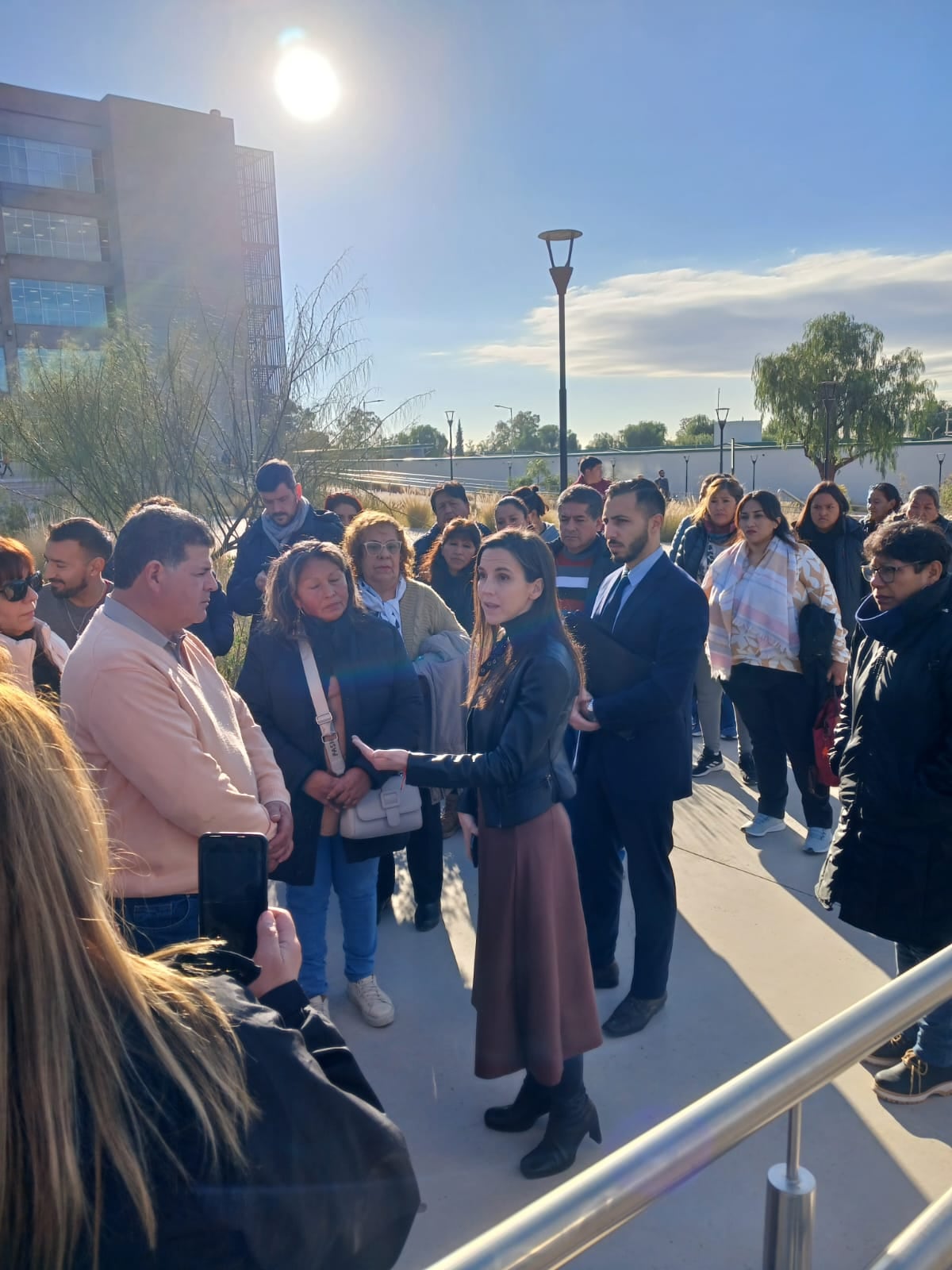 La ministra Mercedes Rus se reunió en el Polo Judicial con los famiares de dos uniformados –el policía Leonardo Alarcón y el agente municipal Santiago Velázquez- fallecidos en el Acceso Sur. Gentileza Ministerio de Seguridad