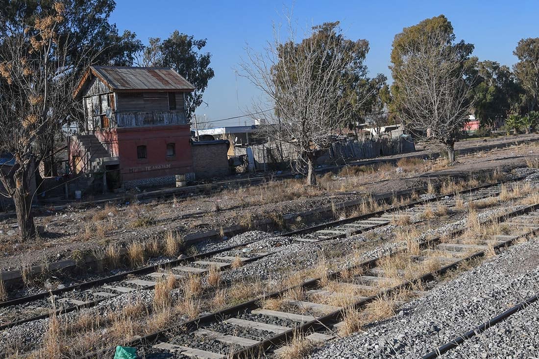 Actualmente la estación del ferrocarril de Fray Luis Beltrán está usurpada. Foto: Marcelo Rolland / Los Andes