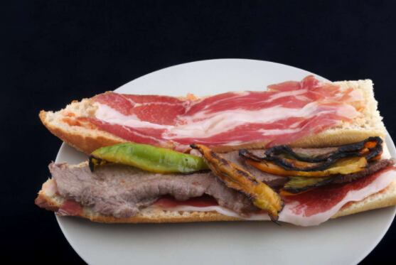 El jamón serrano, pieza fundamental de tercer sanguche más rico del planeta.