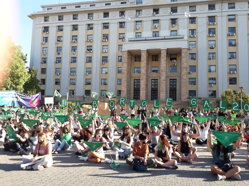 Mujeres mendocinas se reunieron frente a la Casa de Gobierno para apoyar el proyecto de Interrupción Voluntaria de Embarazo (IVE) - José Gutierrez