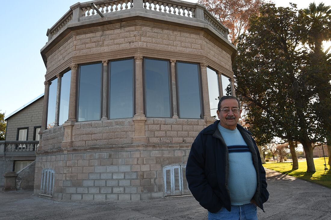 28 de julio de 2022 Manuel Chalabe historia de F. L. Beltrán
Manuel Chalabe, el vecino de Fray Luis Beltrán que recolectó casi 500 fotos antiguas de su pueblo y logró construir un archivo. Manuel frente a la casa de Rufino Ortega. Foto: Marcelo Rolland / Los Andes