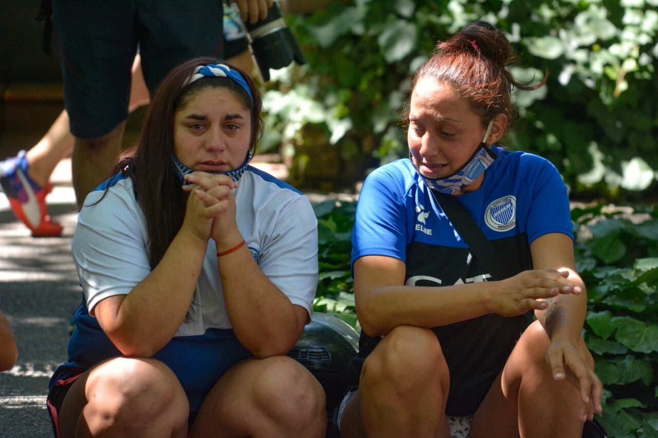 Dolor de los hinchas del Tomba que se acercaron al edificio donde se quitó la vida su ídolo. Foto: Nicolás Ríos