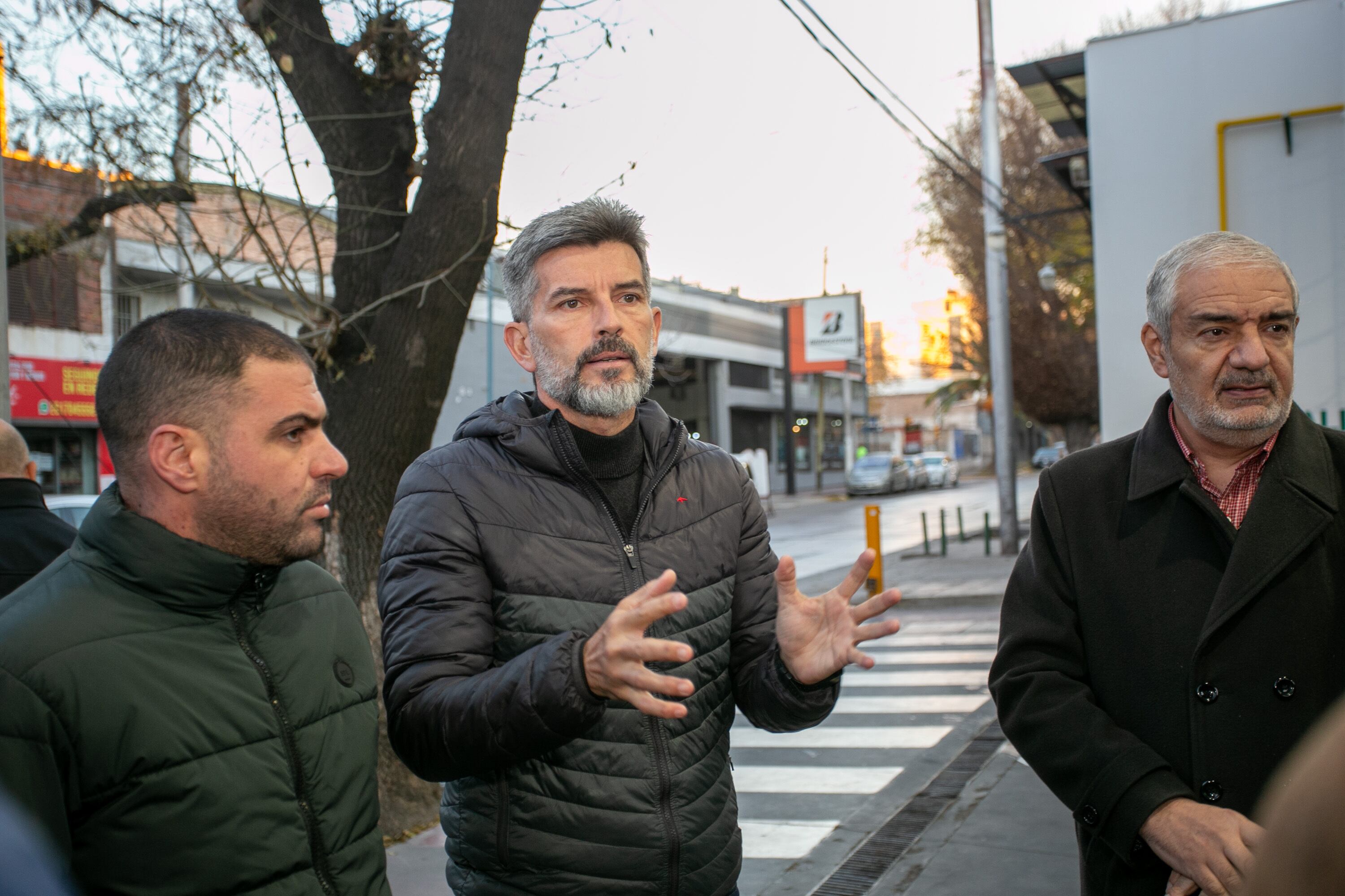 Ulpiano Suarez visitó una estación de servicio que suma sus videocámaras al sistema de seguridad de la Ciudad.