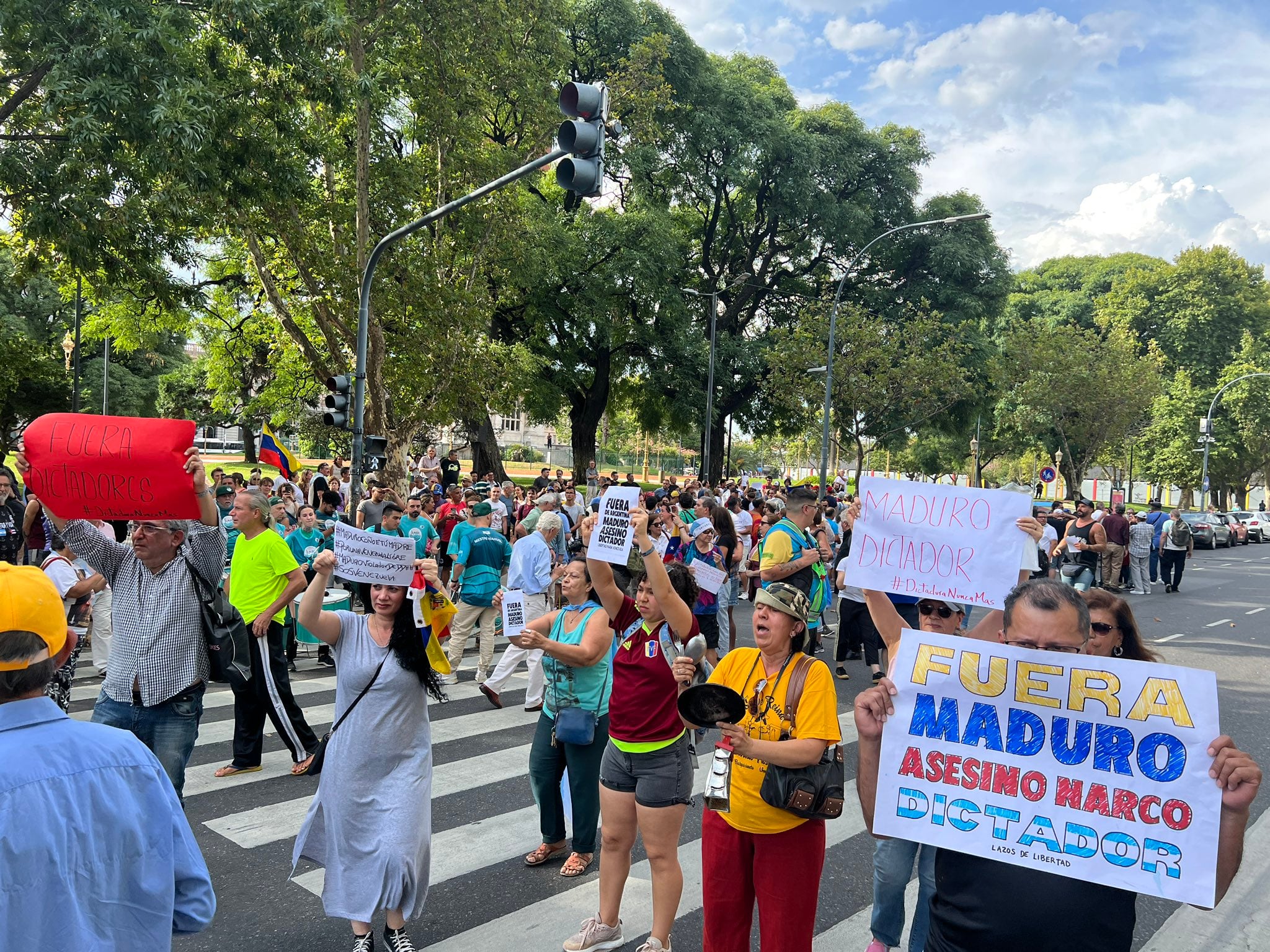 En los carteles de quienes asistieron a la manifestación se leen acusaciones como "asesino" y "dictador". Foto: @Gbastidas / Twitter.