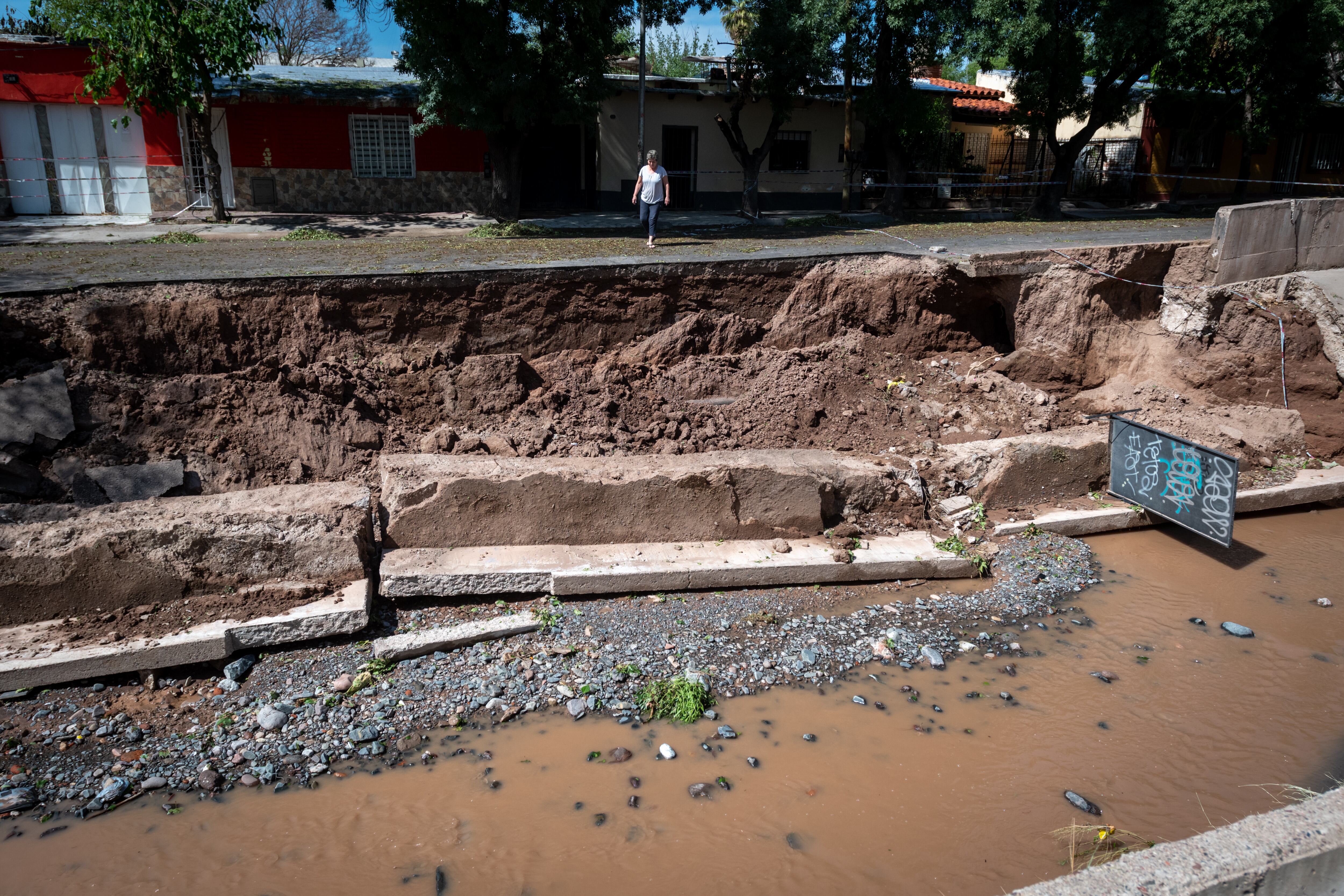 En Las Heras se derrumbó parte de una calle lindante con en el zanjón de Los Ciruelos.