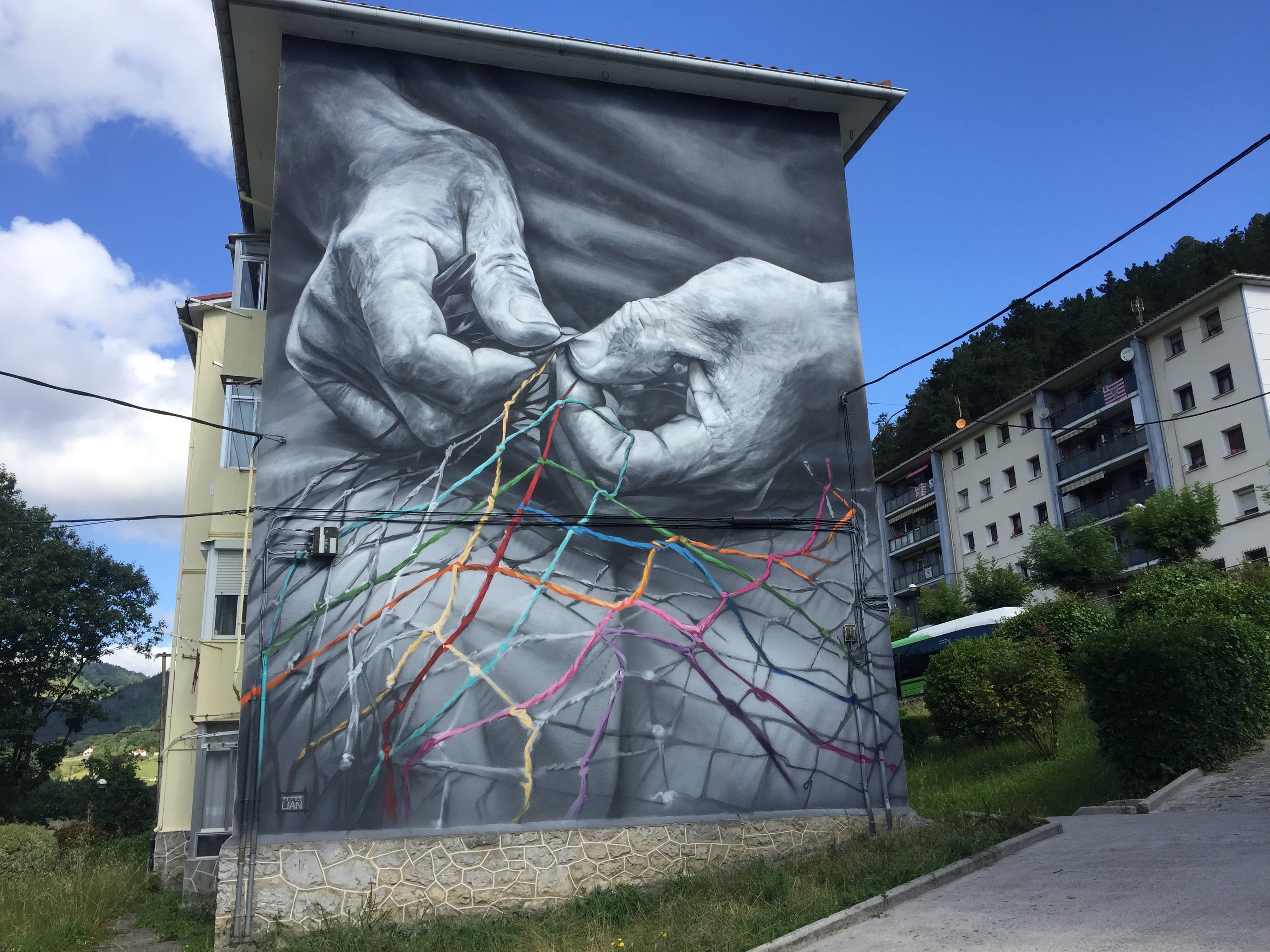 La española Lian se posicionó en el top 3 de los mejores murales.  “The hands of many”.