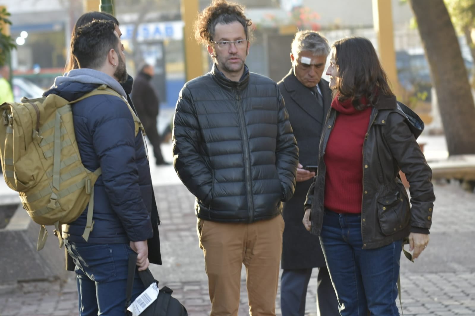 El fiscal Daniel Rodriguez Infante (al centro) y el abogado de la familia de Christian Guardati, Enoc Ortiz (a su derecha), durante la exhumación de un cuerpo en el cementerio capitalino. / Orlando Pelichotti - Los Andes.