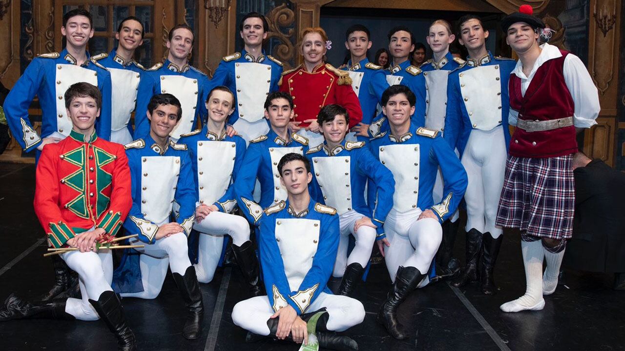 Hernán junto a destacados artistas, poco antes de protagonizar una función en el teatro más emblemático del país. | Foto: gentileza