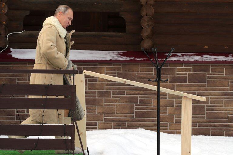 Vladimir Putin llegando a la piscina donde lleva adelante el tradicional ritual ruso, que se celebra cada 19 de enero.