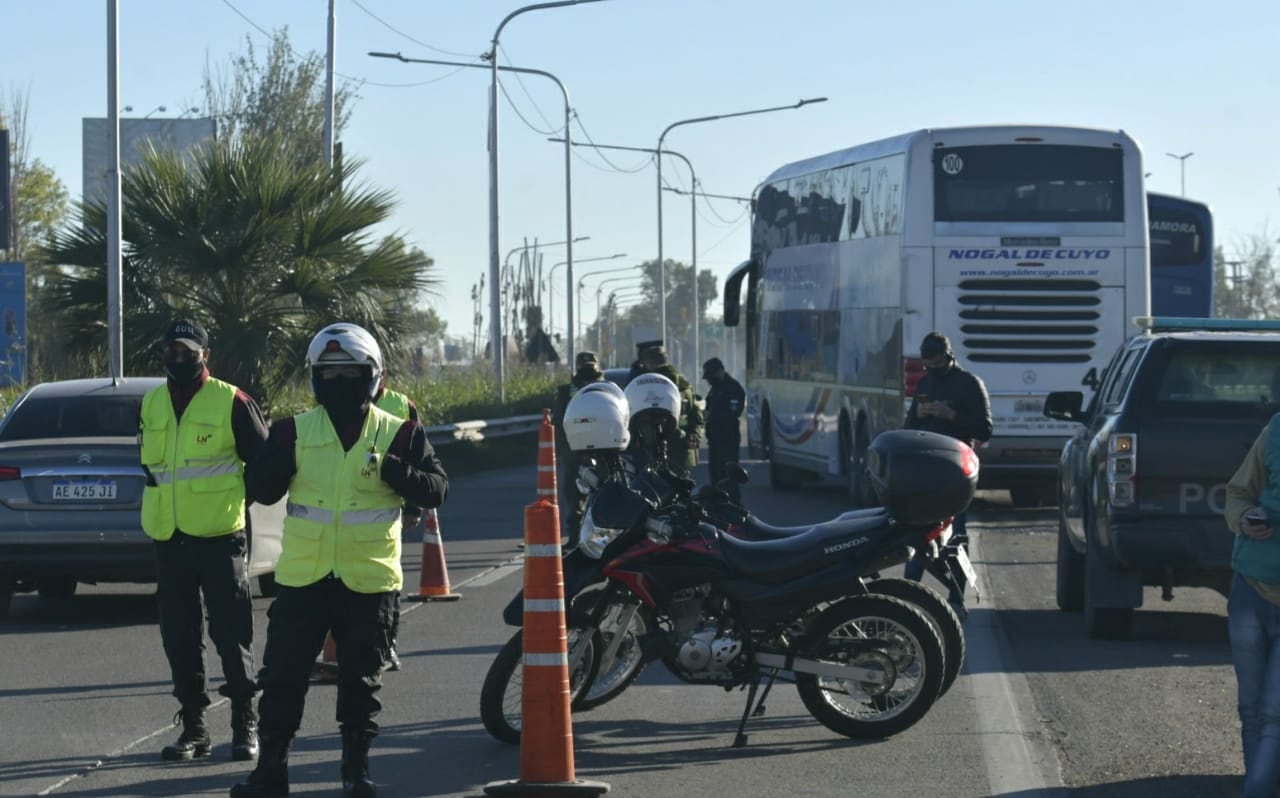 Algunos micros se trasladaron hacia el Acceso Norte para ampliar el plan de protesta, por las medidas tomadas por el Gobierno a causa del aumento de contagios en el país. /Orlando Pelichotti- Los Andes