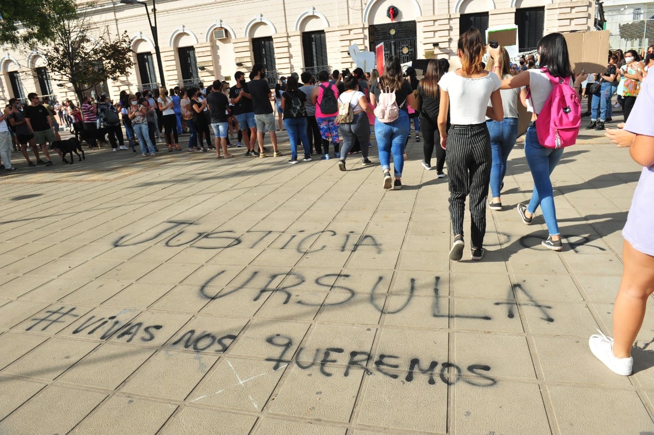 Marcha por Úrsula Bahillo la joven asesinada en Rojas - Clarín