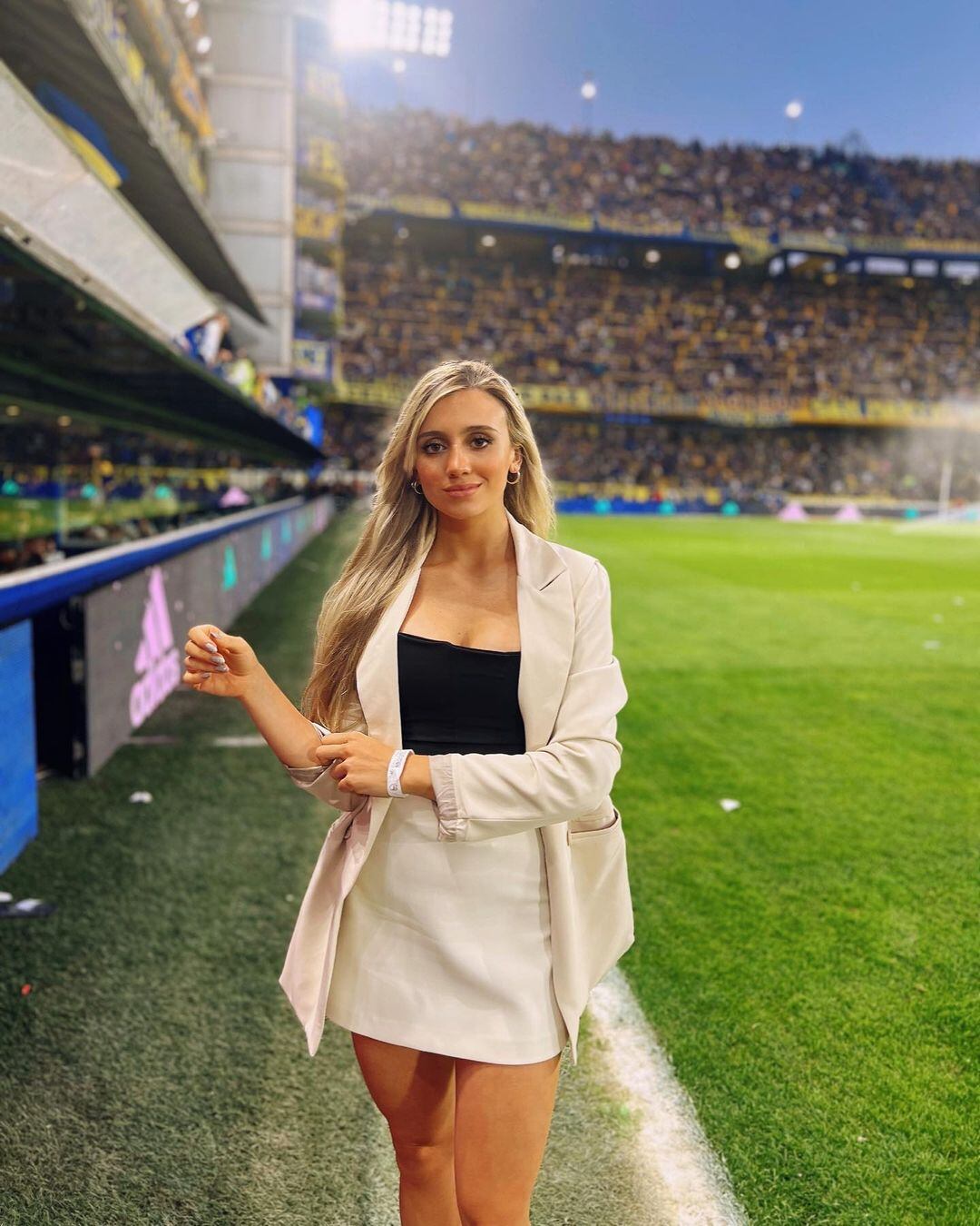 Morena Beltrán marca tendencia con sus looks en las canchas de fútbol