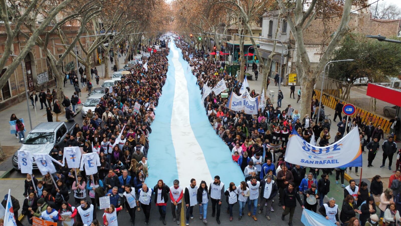 Marcha docente en reclamo de mejoras salariales. / Foto: Claudio Gutiérrez. 