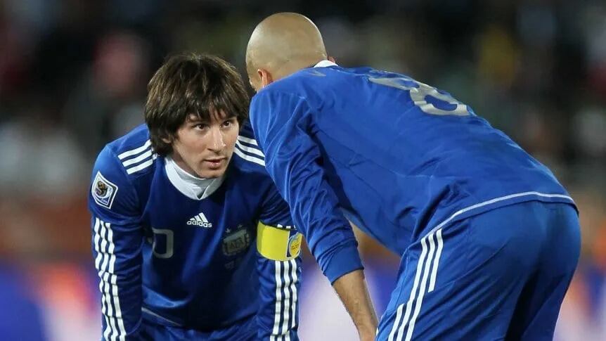 Verón con Messi en el Mundial 2010