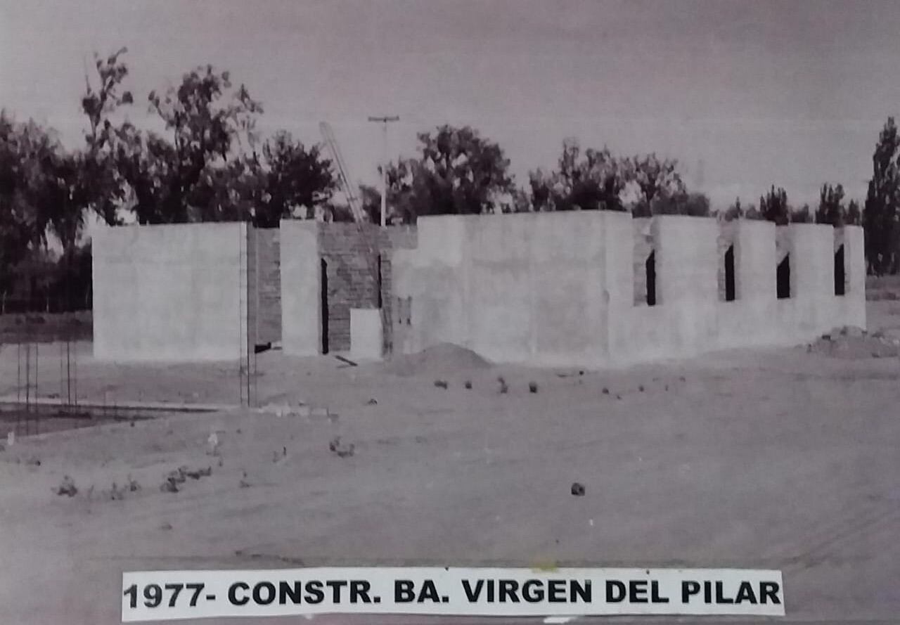 Manuel Chalabe recolectó imágenes del pueblo desde el siglo XIX hasta la actualidad. La construcción de la capilla. Archivo Manuel Chalabe.